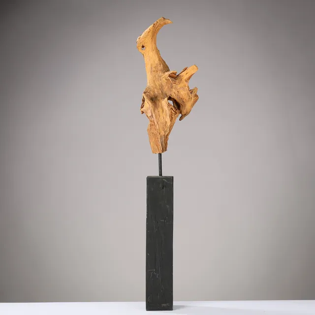 UBEKENDT KUNSTNER. Skulptur af træ med, base af sortbemalet træ, 20/21. årh.