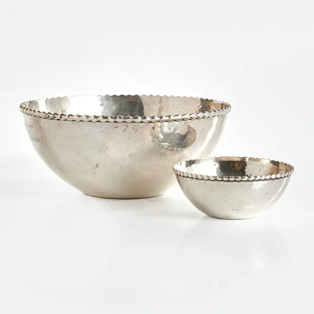 SKÅLAR, 2 stycken, silver, Karl Anderson, Stockholm 1920 & 1923, hamrad yta med dekor av pärlbård.
