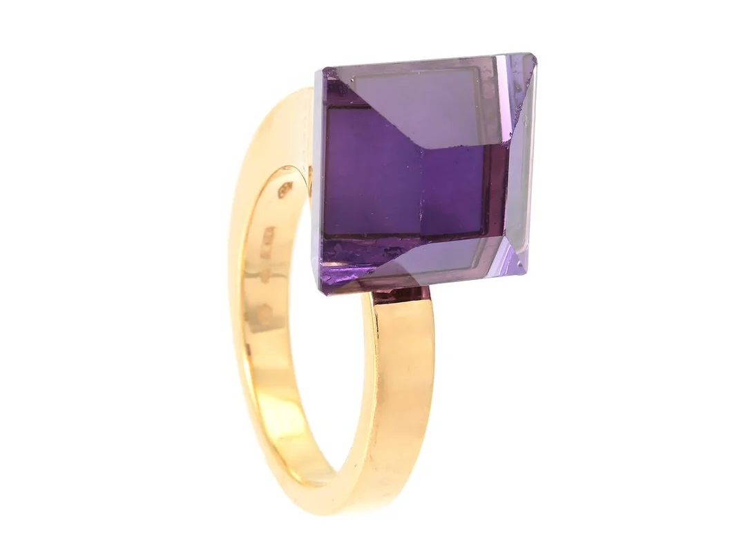 GUCCI, ring, Chiodo, 18K guld, ametist, stl 55, vikt 12,2 g, ametisten har nagg. — Smycken/Ring — Kaplans