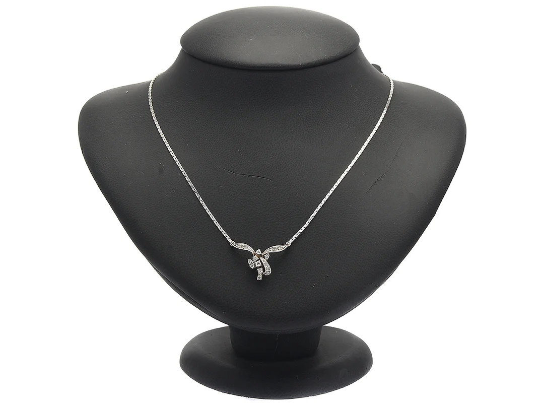 COLLIER, 18K vitguld, briljant- samt åttkantslipade diamanter ca 0,25 ctv, längd 42 cm, vikt 5,6 g. — Smycken/Collier — Kaplans