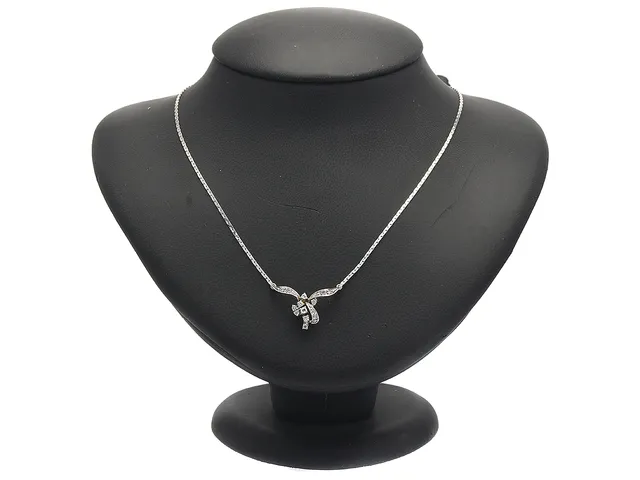 COLLIER, 18K vitguld, briljant- samt åttkantslipade diamanter ca 0,25 ctv, längd 42 cm, vikt 5,6 g.