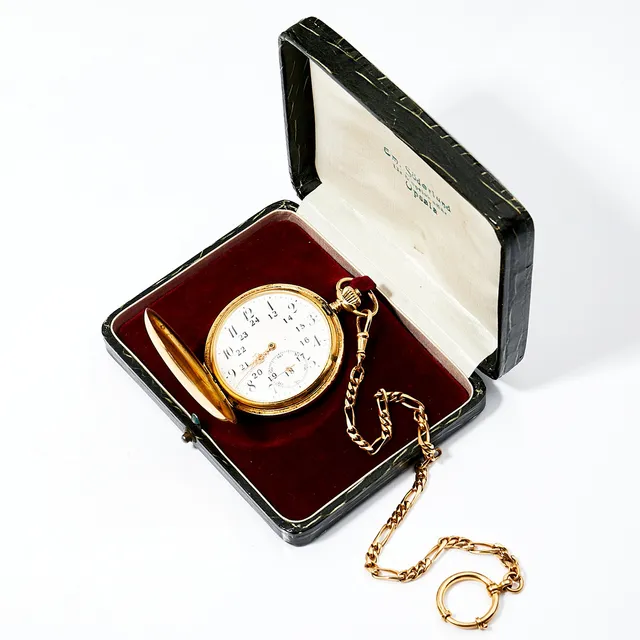 FICKUR samt kedja, 18 k guld, innerboett i metall, boettnummer 821147.