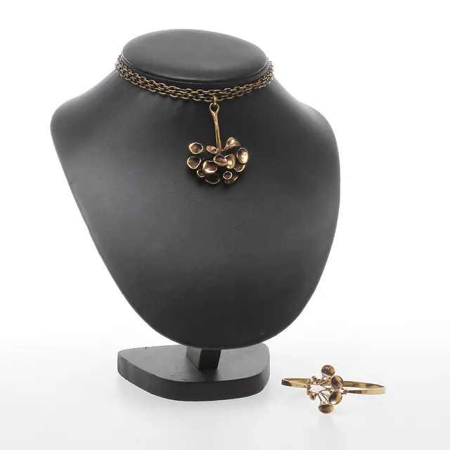 HALSBAND samt ARMBAND, brons, “Renmoosblüte”, Hannu Ikonen, Finland, 1970-tal.