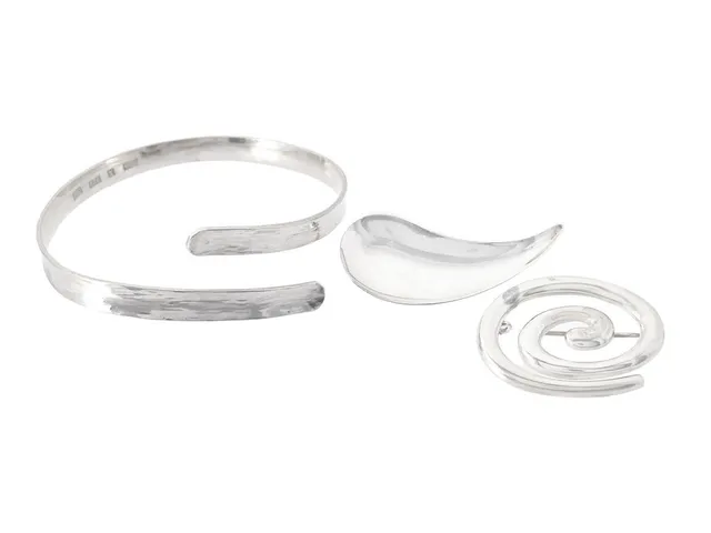 SMYCKESET, 2 st broscher, 1 armring, sterlingsilver, mått armring ca 6,3 x 6,4 cm, längd broscher 3,5/4,5 cm, en nål i vitmetall, vikt ca 28,5 g.