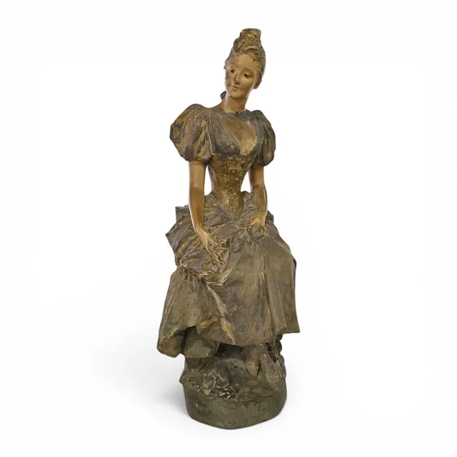 Figura de dama en calamina patinada. Firmada E. B.