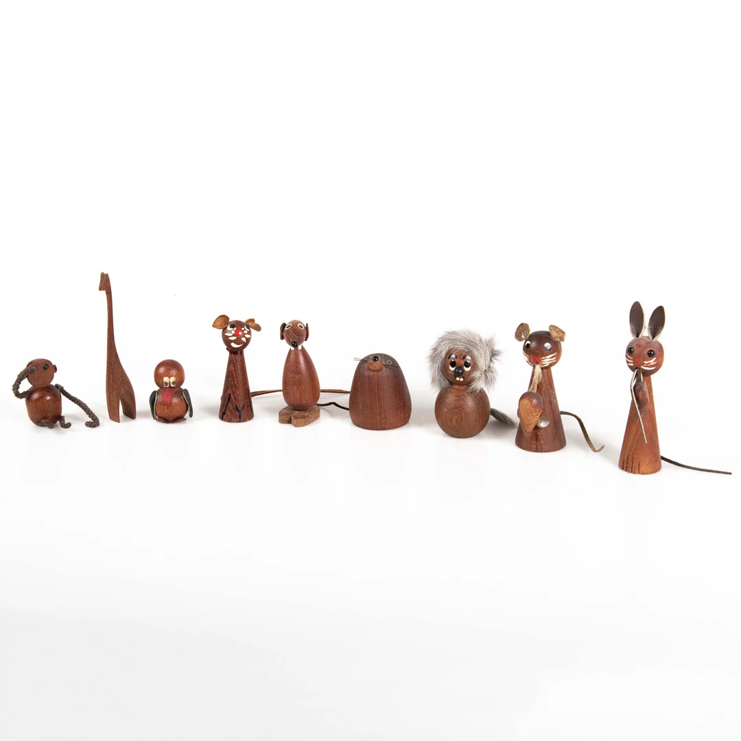 FIGURINER, 9, teak, Danmark, 1960/70-tal. — Miscellaneous — Laholms Auktionskammare