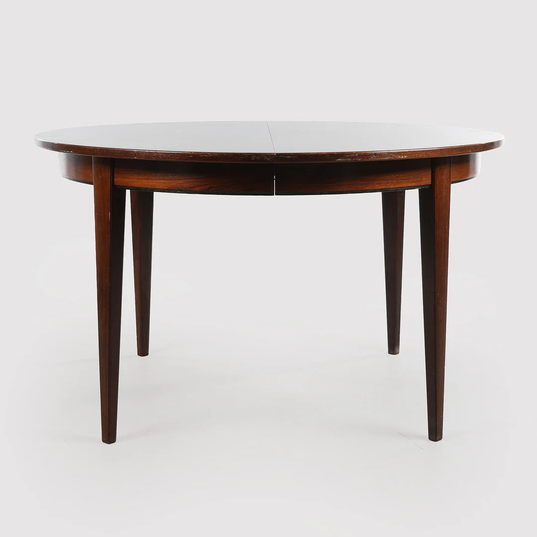 OMANN JUN. Rundt spisebord af palisander med udtræk, 1960'erne. — Dining tables — Bidstrup Auktioner