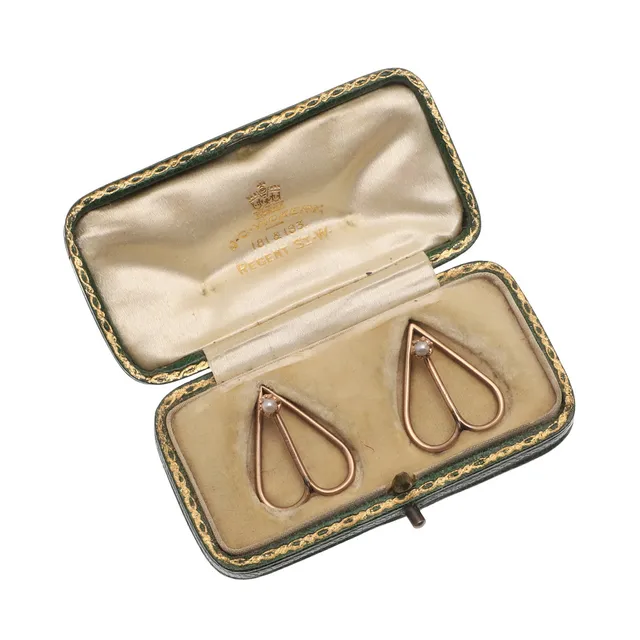 A PAIR OF EDWARDIAN GOLD COLLAR CLIPS OR TIE STUDS.