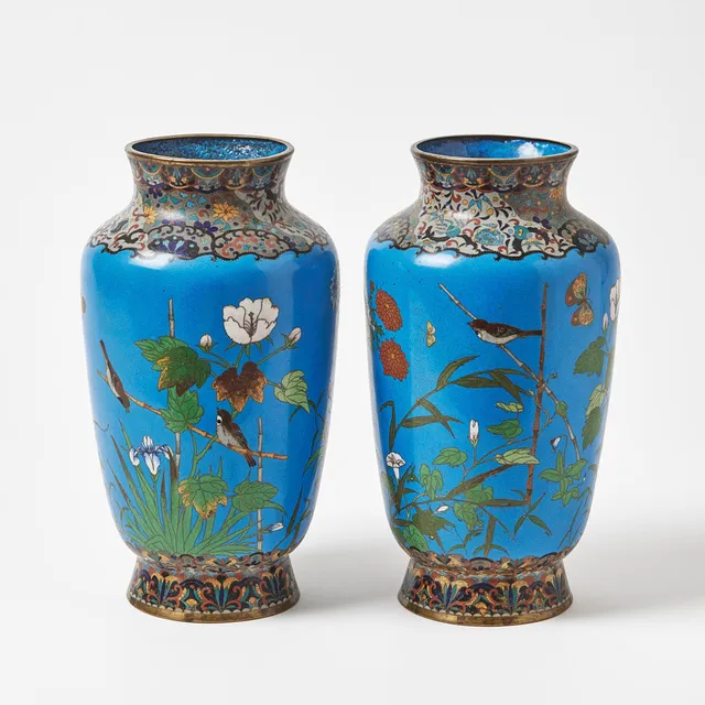 VASER, ett par, cloisonné, Japan, Meiji (1868-1912), dekor av fåglar och blomster mot blå fond.
