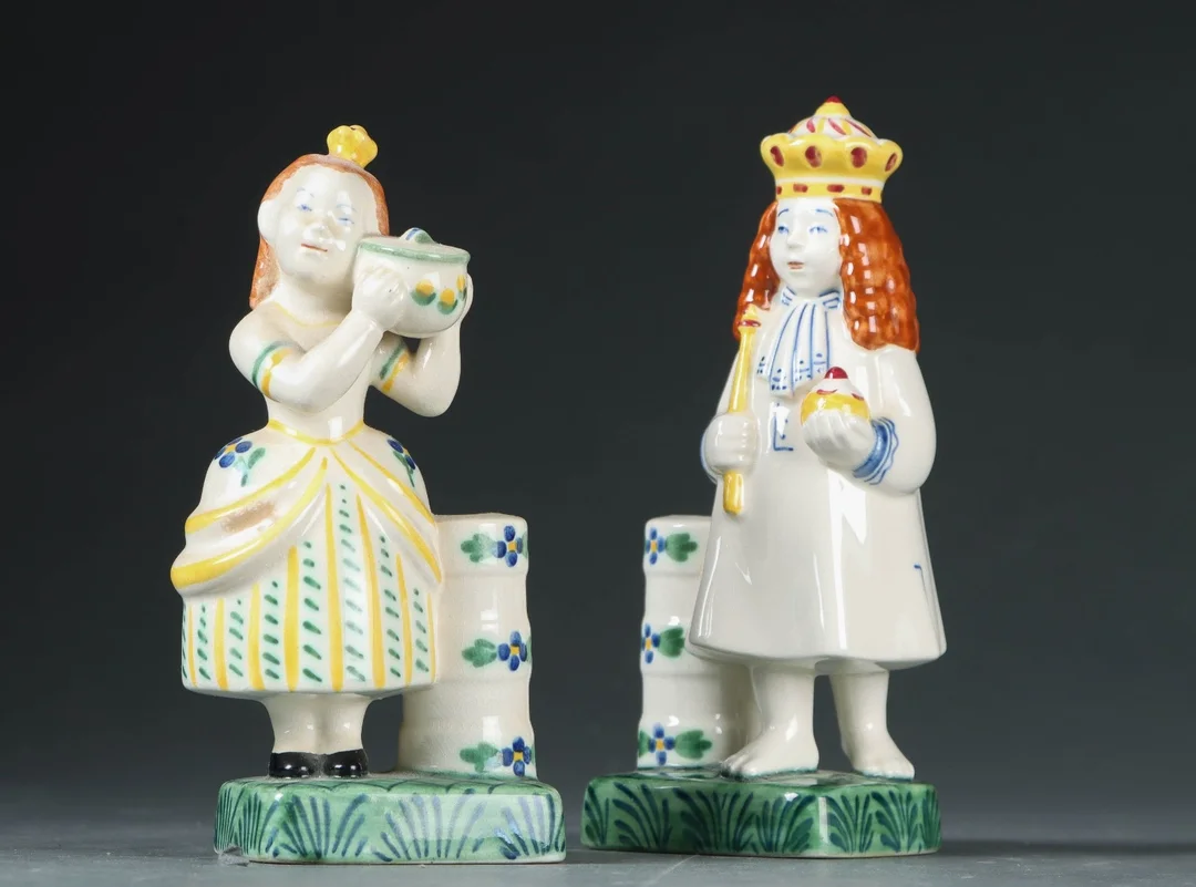 Aluminia, Børnehjælpsdagsfigurer, 'Kejserens nye klæder' og 'Svinedrengen' (2) — Glass, porcelain and ceramics/Figures — Lauritz