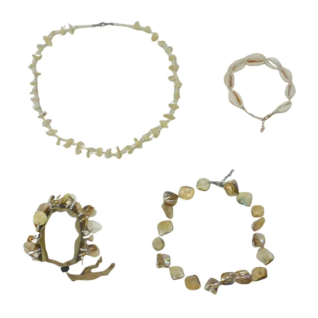 4-TEILIGES SCHMUCKSET IN MUSCHEL-OPTIK.