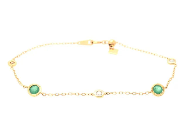 ARMBAND, 18K guld, 2 smaragder ca 0,48 ctv, 3 briljantslipade diamanter ca 0,16 ctv, ca W-TCr/VS-SI, längd 18 cm, justerbar, vikt 1,7 g, smaragder med mindre sprickbildningar, diamanter med nagg på kuletten.