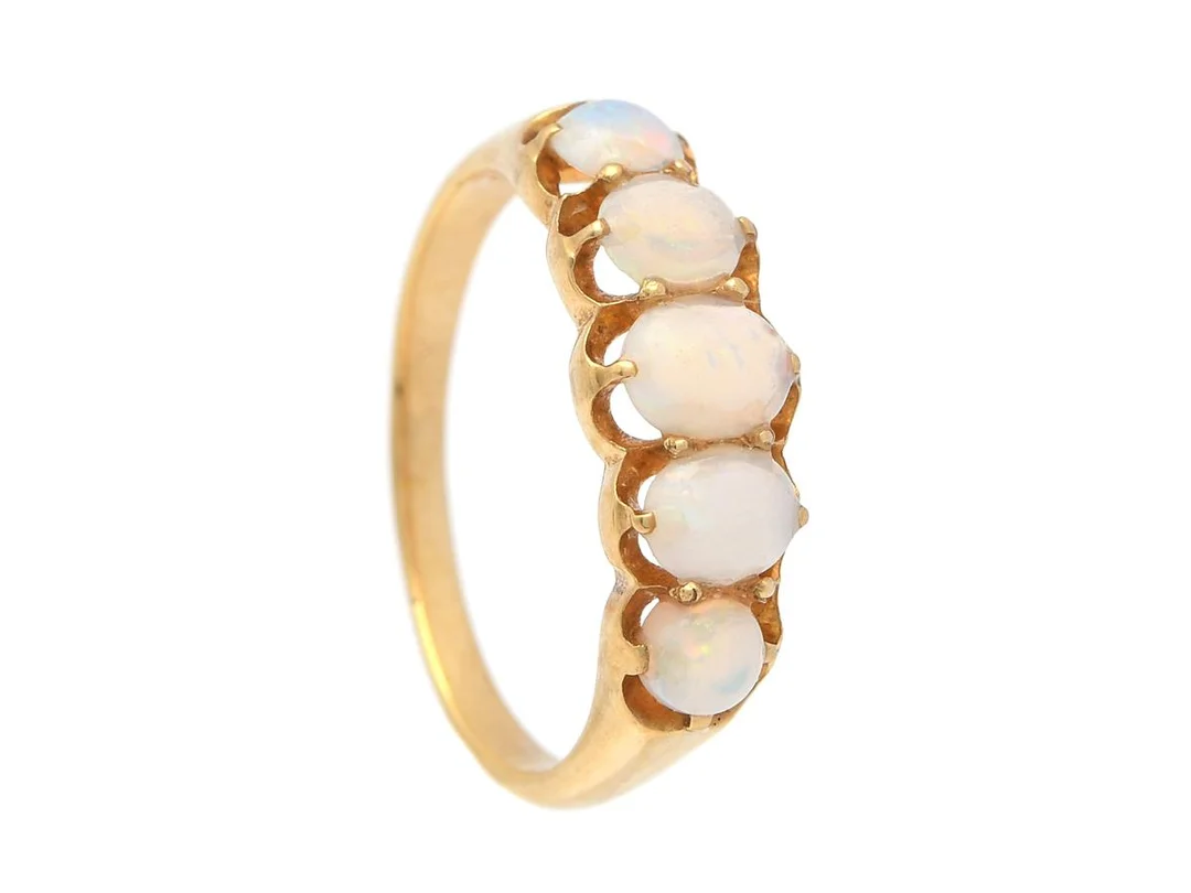 RING, 18K guld, opaler, stl 16,75 mm, vikt 2,9 g, opalerna har slitage och har limmrester. — Smycken/Ring — Kaplans