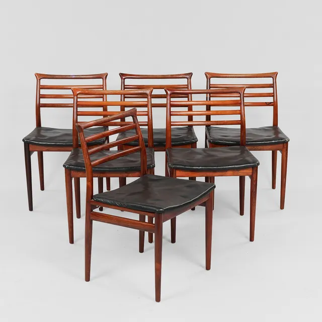 ERLING TORVITS. Sæt på seks spisebordsstole af palisander, sæde betrukket med sort imiteret læder, Sorø Møbelfabrik, formgivet 1964, (6).