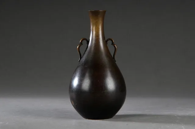 Just Andersen. Dråbeformet vase af patineret bronze, dessin 1746