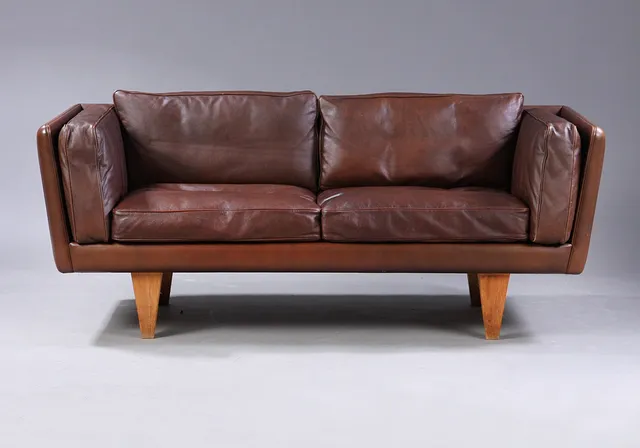 Illum Wikkelsøe. Two-seater sofa, V11 series