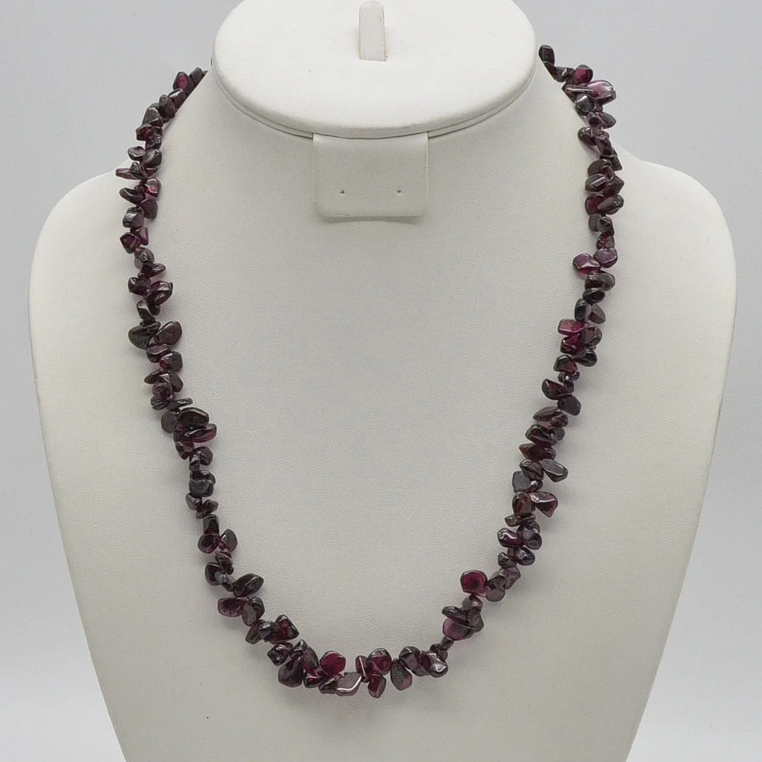 EDELSTEINCOLLIER AUS ALMANDIN, OBERFLÄCHE POLIERT,KUNSTSTOFFFADEN, VERSCHLUSS, VINTAGE, CA. 56 CM. — Necklace — Kunst- und Auktionshaus Kleinhenz