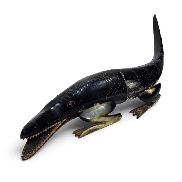 Figura de cocodrilo en asta de búfalo tallado.