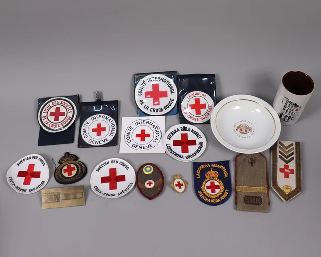 RÖDA KORSET, diverse insignia, keramik mm relaterat till Röda Korset.