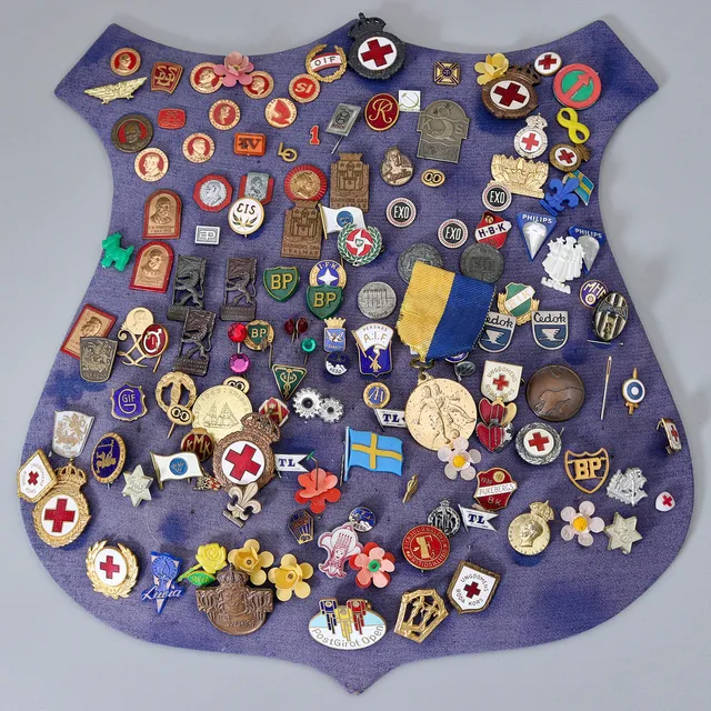 PINS, KLUBBNÅLAR, MÄRKEN PÅ SKÖLD.