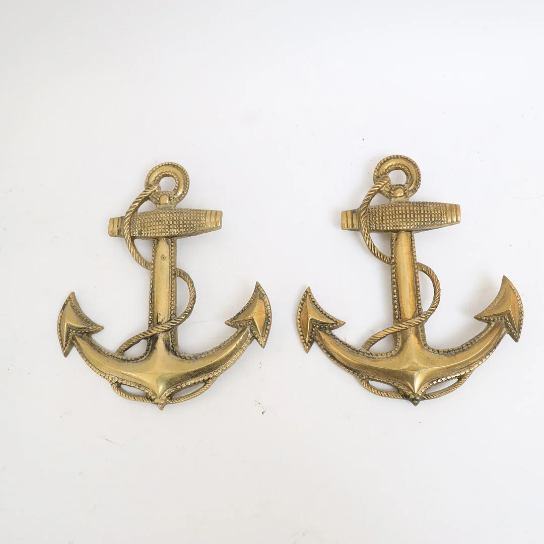 VÄGGDEKORATIONER ETT PAR, 1900-tal, mässing, föreställande ankare. — Pewter, Brass & Copper — Falun Auktionsbyrå
