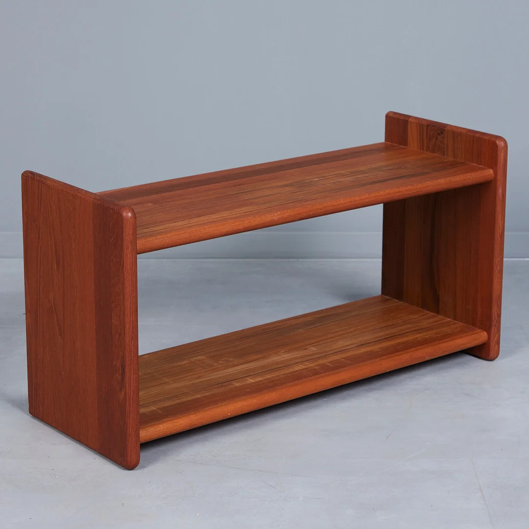 Regal / Wandregal, Teak, 1960er Jahre, Dänemark. — Cupboards, Cabinets & Shelves — Stockholms Auktionsverk Köln