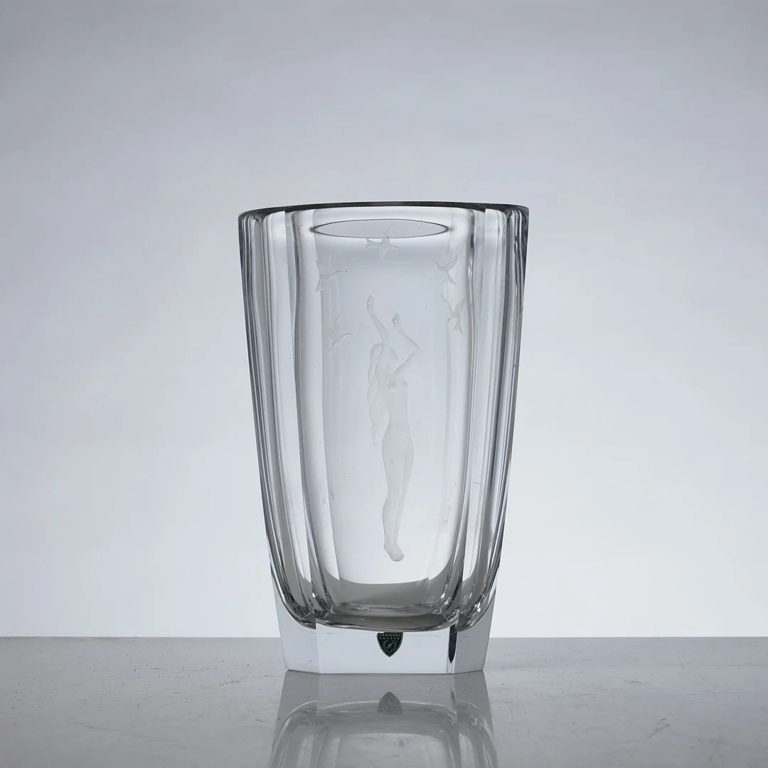 SVEN PALMQVIST. Vas, Orrefors, graverad dekor av kvinna med fåglar, etikettmärkning, undertill märkt Orrefors Palmqvist 3049. — Utility glass — Stockholms Auktionsverk Magasin 5