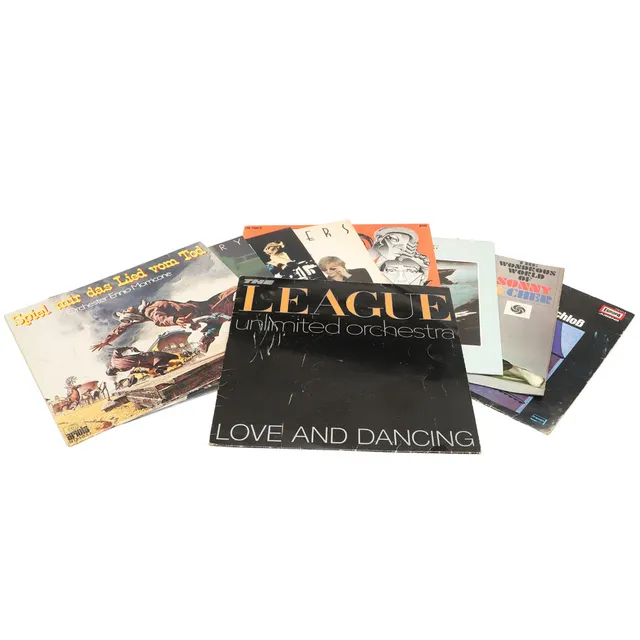 A LARGE COLLECTION OF ASSORTED 7" SINGLES AND LP RECORDS.