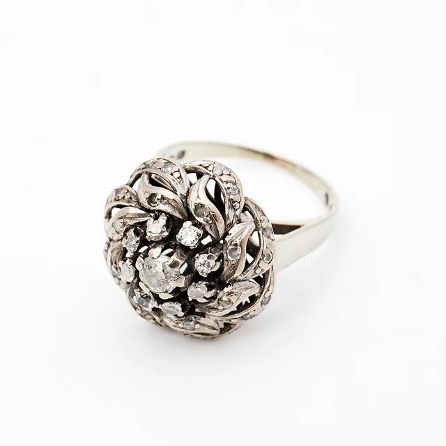 RING, 18 k vitguld, med ca 33 st diamanter, Guldvaruaktiebolaget G. Dahlgren & Co Ab, Malmö, 1959.