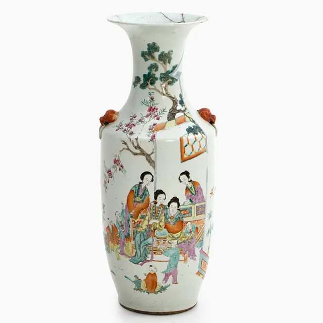 VAS, porslin, Kina, dekor i emaljfärger av figurscen samt med kalligrafi, 1900-talets första hälft.