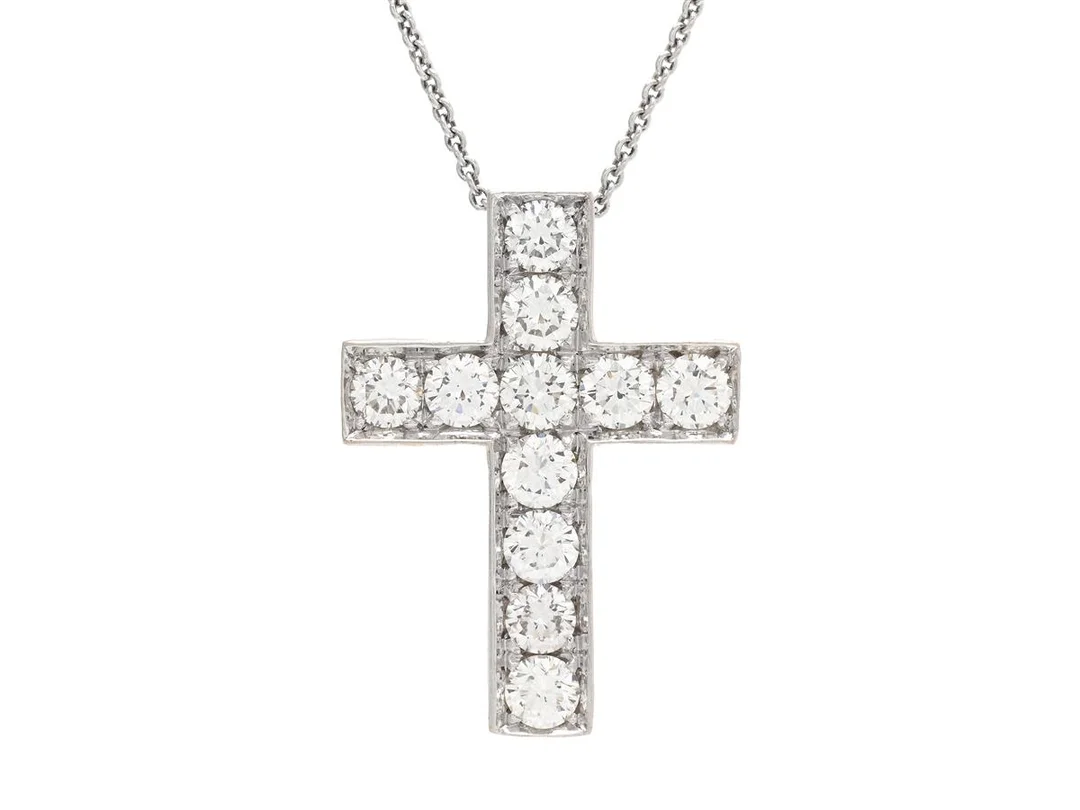 HÄNGE/KEDJA, kors, 18K vitguld, briljantslipade diamanter ca 2,75 ctv, ca TCa/VS, en SI, mått 30x22 mm, längd 70 cm, vikt 9,4 g, enstaka diamanter har nagg på kuletten. — Smycken/Hänge med kedja — Kaplans
