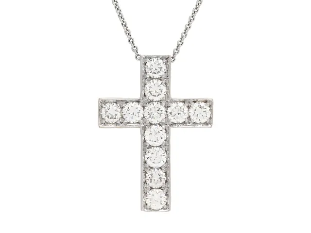 HÄNGE/KEDJA, kors, 18K vitguld, briljantslipade diamanter ca 2,75 ctv, ca TCa/VS, en SI, mått 30x22 mm, längd 70 cm, vikt 9,4 g, enstaka diamanter har nagg på kuletten.