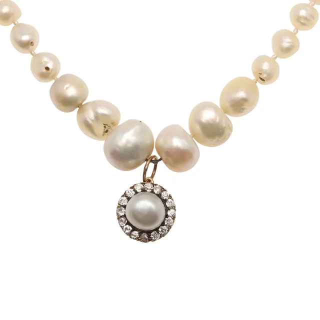 A SINGLE ROW GRADUATED PEARL NECKLACE.