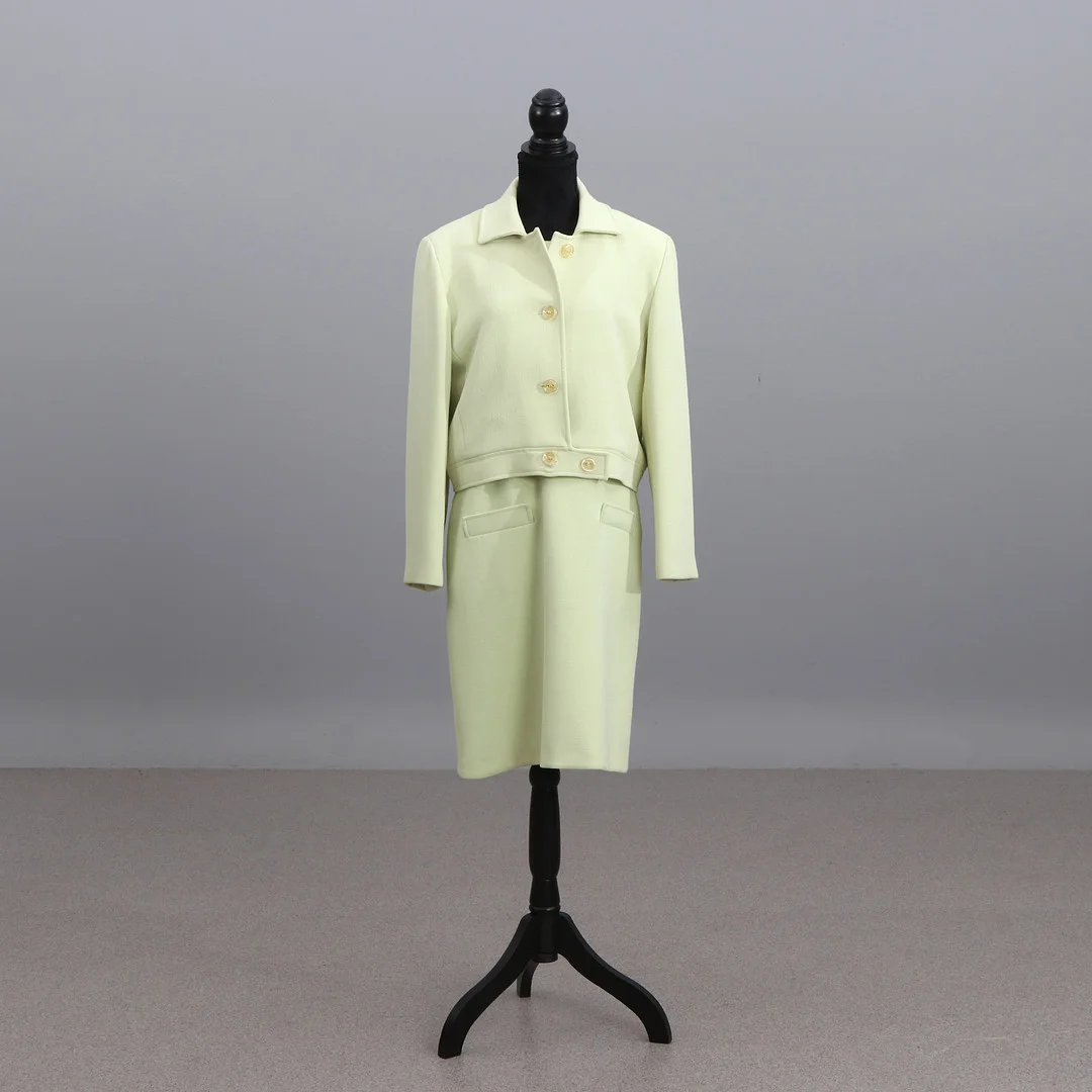 LOUISE BÉEN, DRÄKT. Limegrönt syntetmaterial. — Vintage & Designer Fashion — Skånes Auktionsverk
