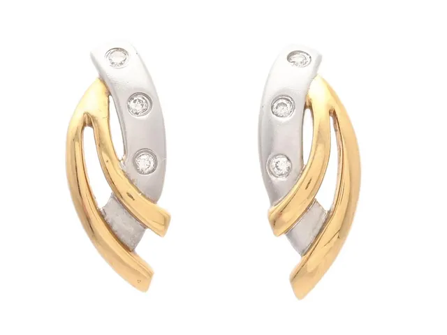 ÖRHÄNGEN, 18K guld/vitguld, briljantslipade diamanter ca 0,06 ctv, ca W/SI, stift, höjd 15,0 mm, vikt 2,2 g.