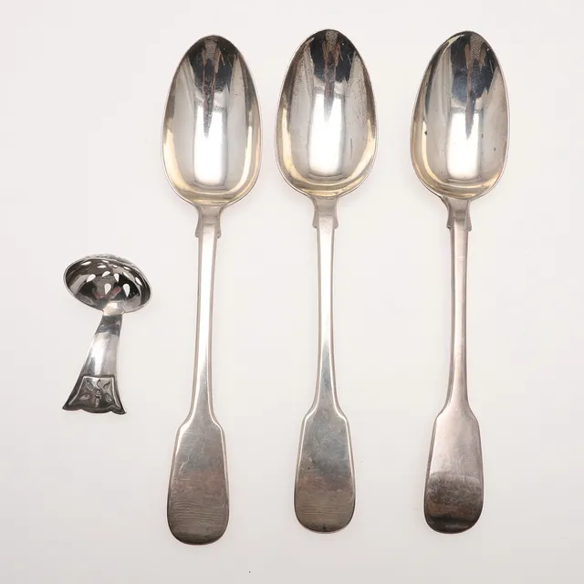 THREE EARLY 19TH CENTURY SILVER TABLE SPOONS AND A SILVER SIFTING SPOON.