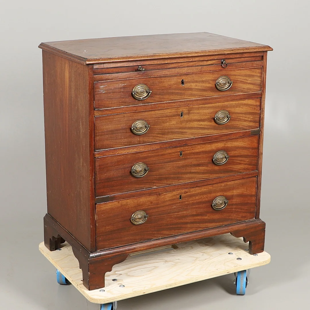 A GEORGE III MAHOGANY BACHELORS CHEST. — Chests of drawers — Lawrences Auctioneers