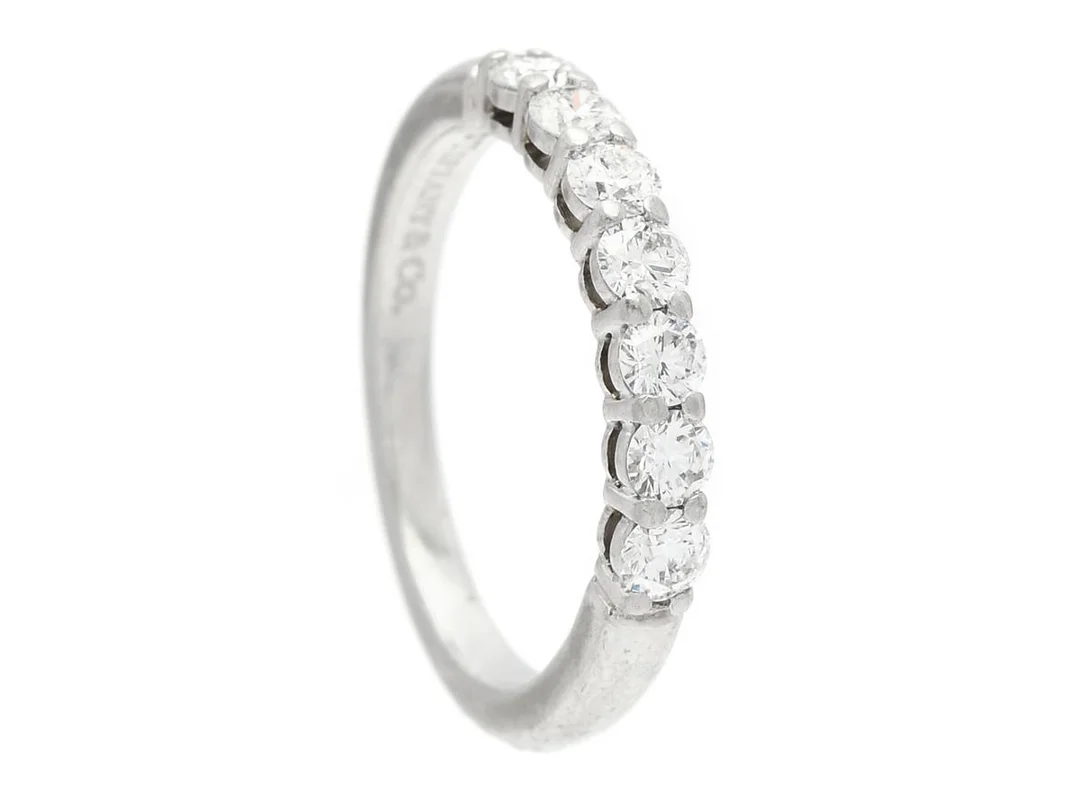 TIFFANY & CO, alliansring, Tiffany Embrace, platina, 7 briljantslipade diamanter 0,57 ctv, ca TW/VS, stl 16,5 mm, vikt 4,6 g. — Smycken/Alliansring — Kaplans
