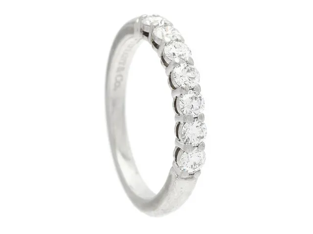TIFFANY & CO, alliansring, Tiffany Embrace, platina, 7 briljantslipade diamanter 0,57 ctv, ca TW/VS, stl 16,5 mm, vikt 4,6 g.