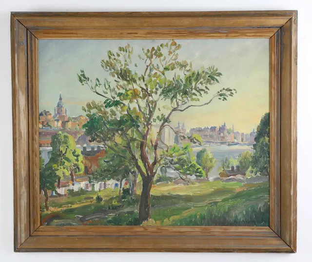 OIDENTIFIERAD KONSTNÄR. Olja på duk, träd framför stadsbild, signerad.