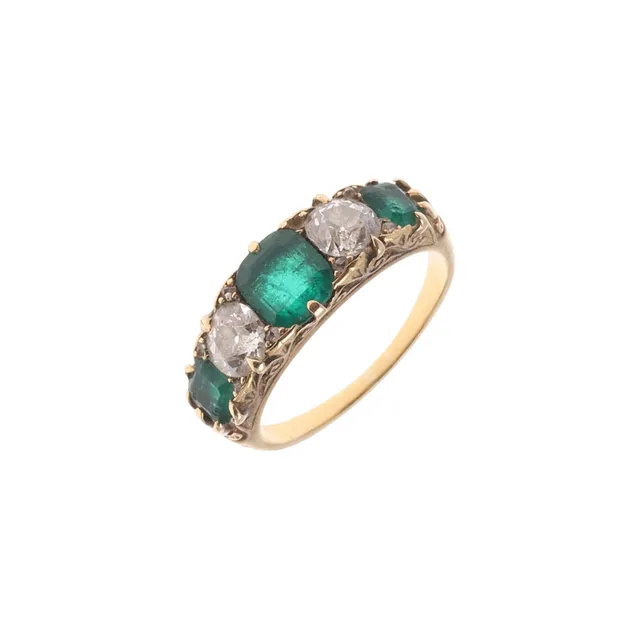 AN EMERALD AND DIAMOND FIVE STONE RING.