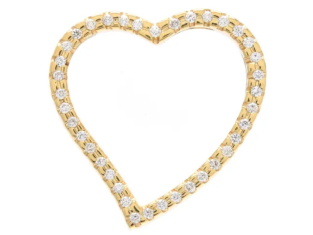 HÄNGE, hjärta, 18K guld, 38 briljantslipade diamanter ca 0,20 ctv, ca TW/VS, stl 22 x 20 mm, vikt 3,5 g, skada på undersidan vid hängning.