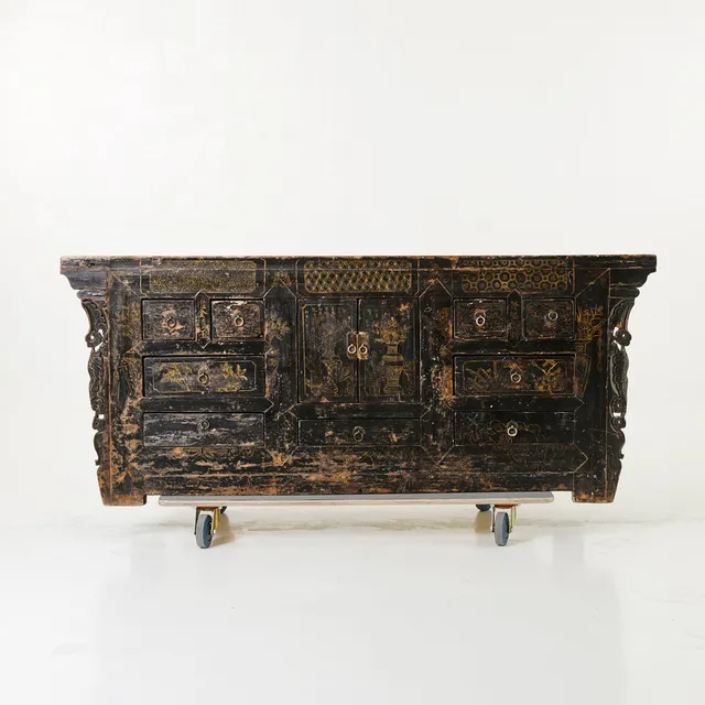 SIDEBOARD, ostasiatisk, 1900-tal, mörkbetsat trä, skåp och lådor, beslag i mässing, skuren dekor.