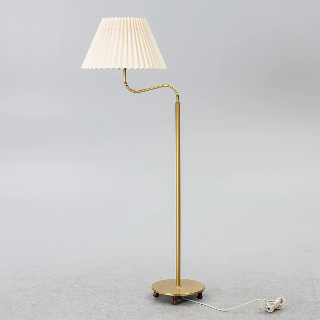 Josef Frank, golvlampa, modell G2568, "Lilla kamelen", Firma Svenskt Tenn. — Design/Belysning — Bukowskis