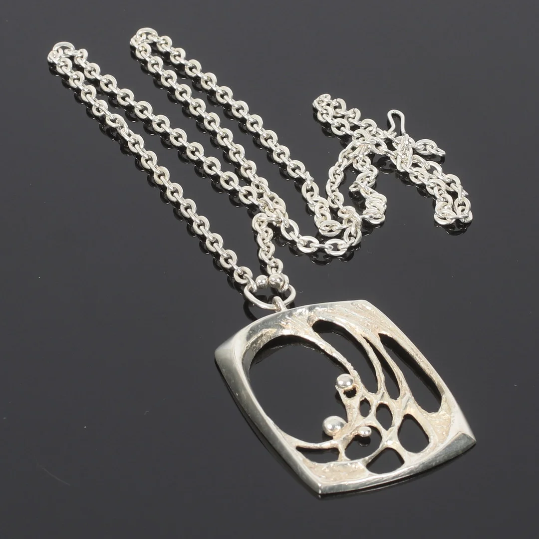 KARL LAINE. Hänge, silver, "Spiderweb", Sten & Laine, Åbo, Finland. 1971. — Brooches & Pendants — Stadsauktion Sundsvall