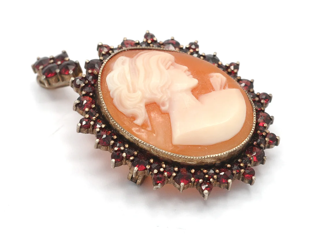 BROSCH/HÄNGE, silver, camé, granater, 3x2,5 cm, vikt 8,6 g. — Smycken/Brosch — Kaplans