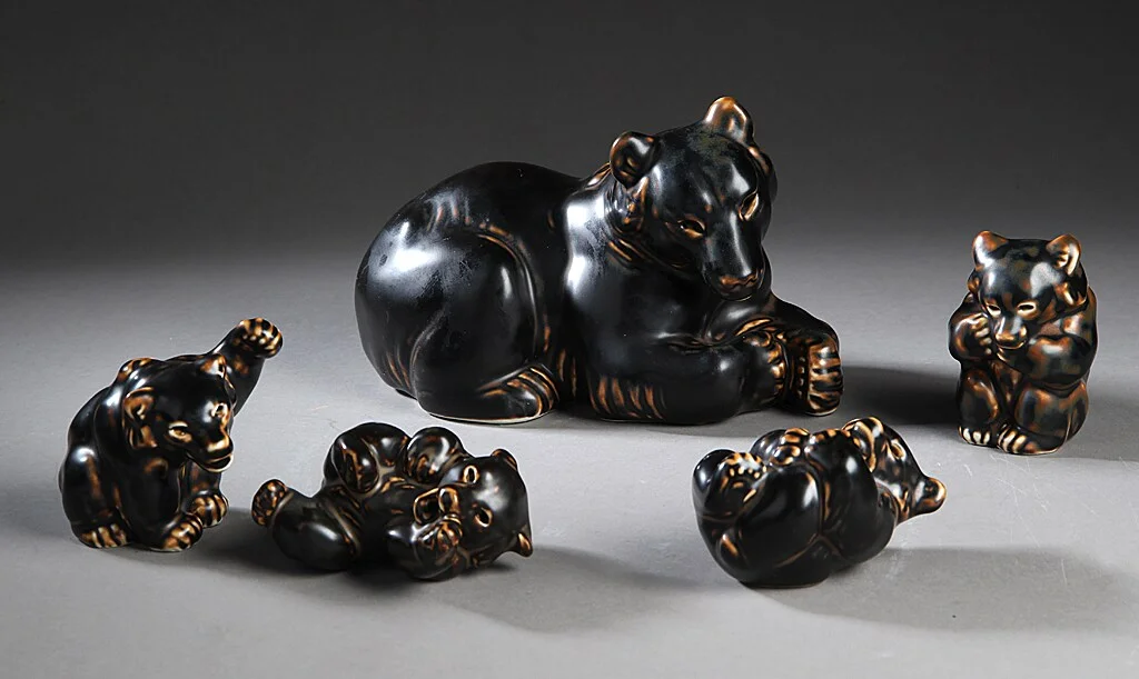 Knud Kyhn for Royal Copenhagen. En samling bjørnefigurer af stentøj (5) — Glass, porcelain and ceramics/Figures — Lauritz