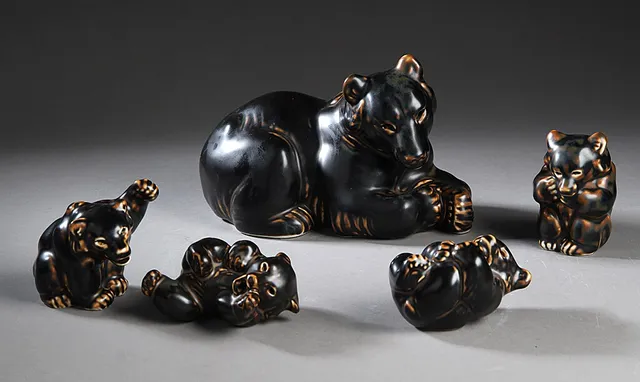 Knud Kyhn for Royal Copenhagen. En samling bjørnefigurer af stentøj (5)