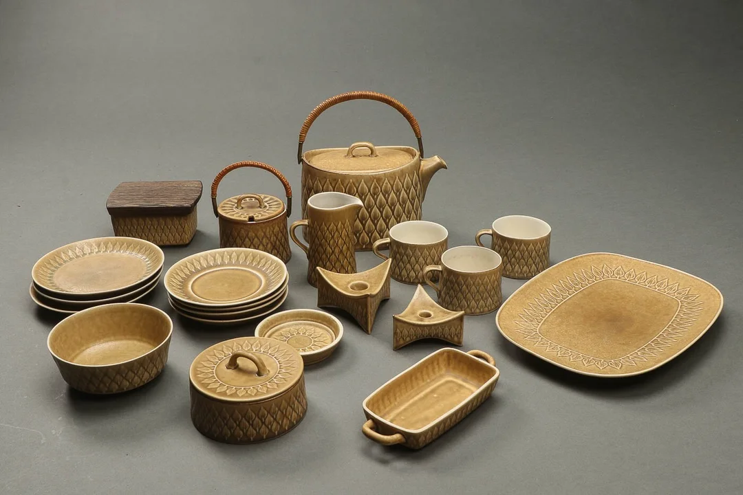 Jens Harald Quistgaard for Bing & Grøndahl / Kronjyden. 'Relief' stel af stentøj (21) — Glass, porcelain and ceramics/Dinnerware, tea sets, coffee sets — Lauritz