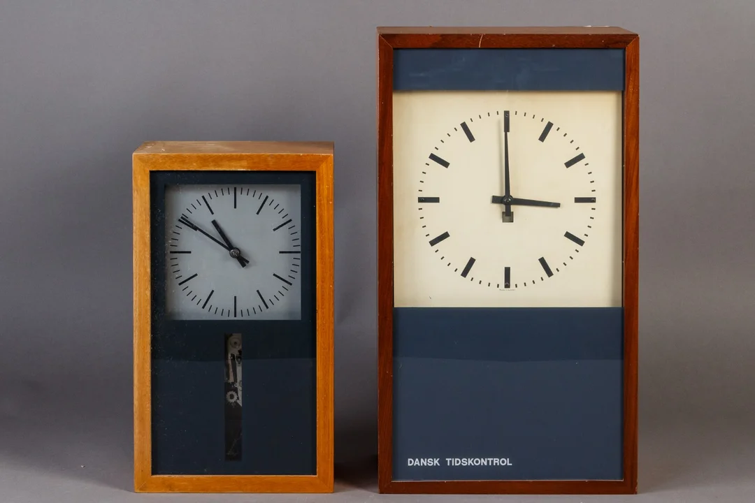To elektriske skoleure 1960'erne (2) — Watches and clocks/Table clocks, mantle clocks — Lauritz